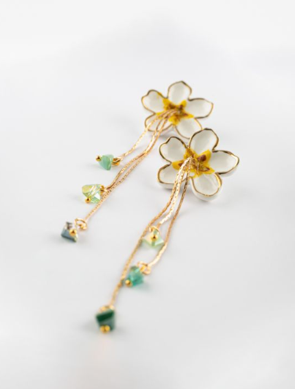 Boucles d'oreilles pendantes fleur de poirier by Nach