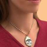 Collier pendentif perles du Japon plume et cuir I blanc by Satellite
