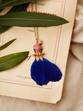 Collier perroquet rose sur branche avec plumes by Nach